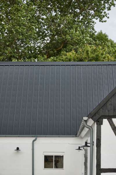 Bindingsværksgård ”tækket” med stålprofiler, Sneserevej 69, 4733 Tappernøje